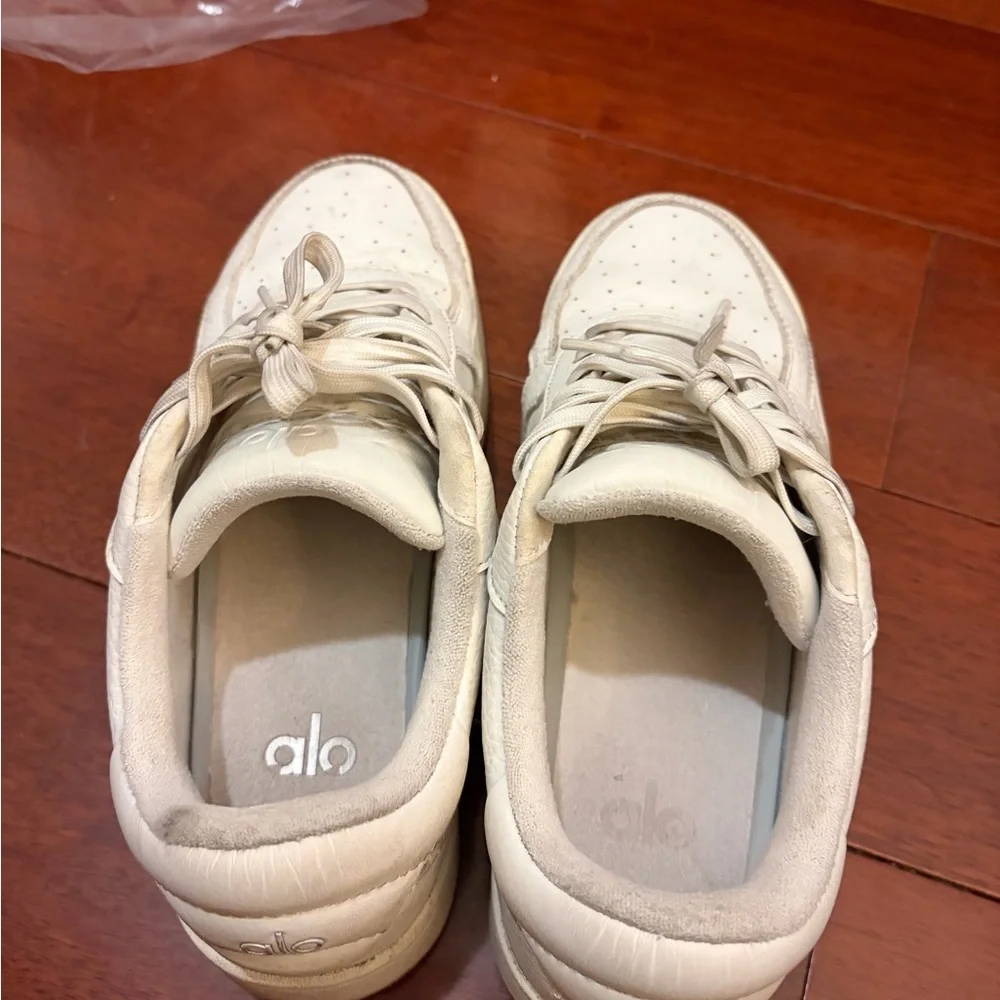 ALO Yoga soft white